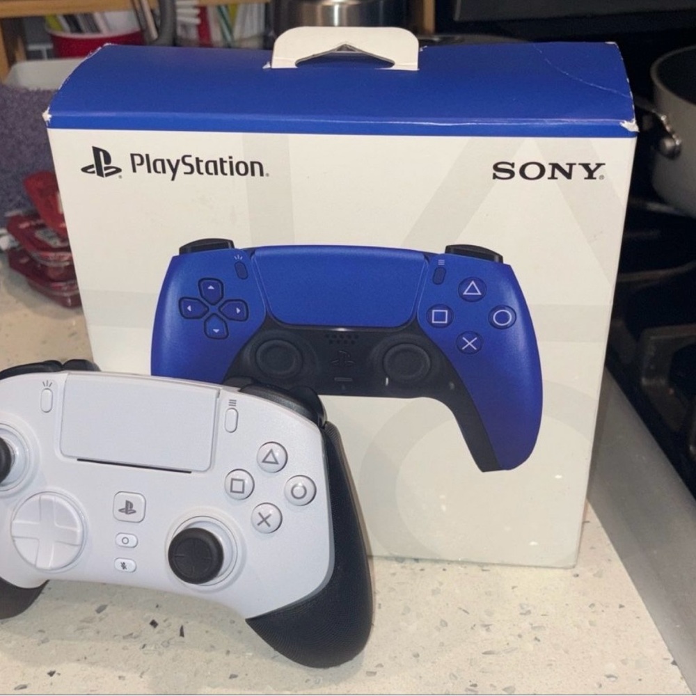 Wolverine v2 pro Gaming Controller + Cobalt Blue ps5 DualSense controller